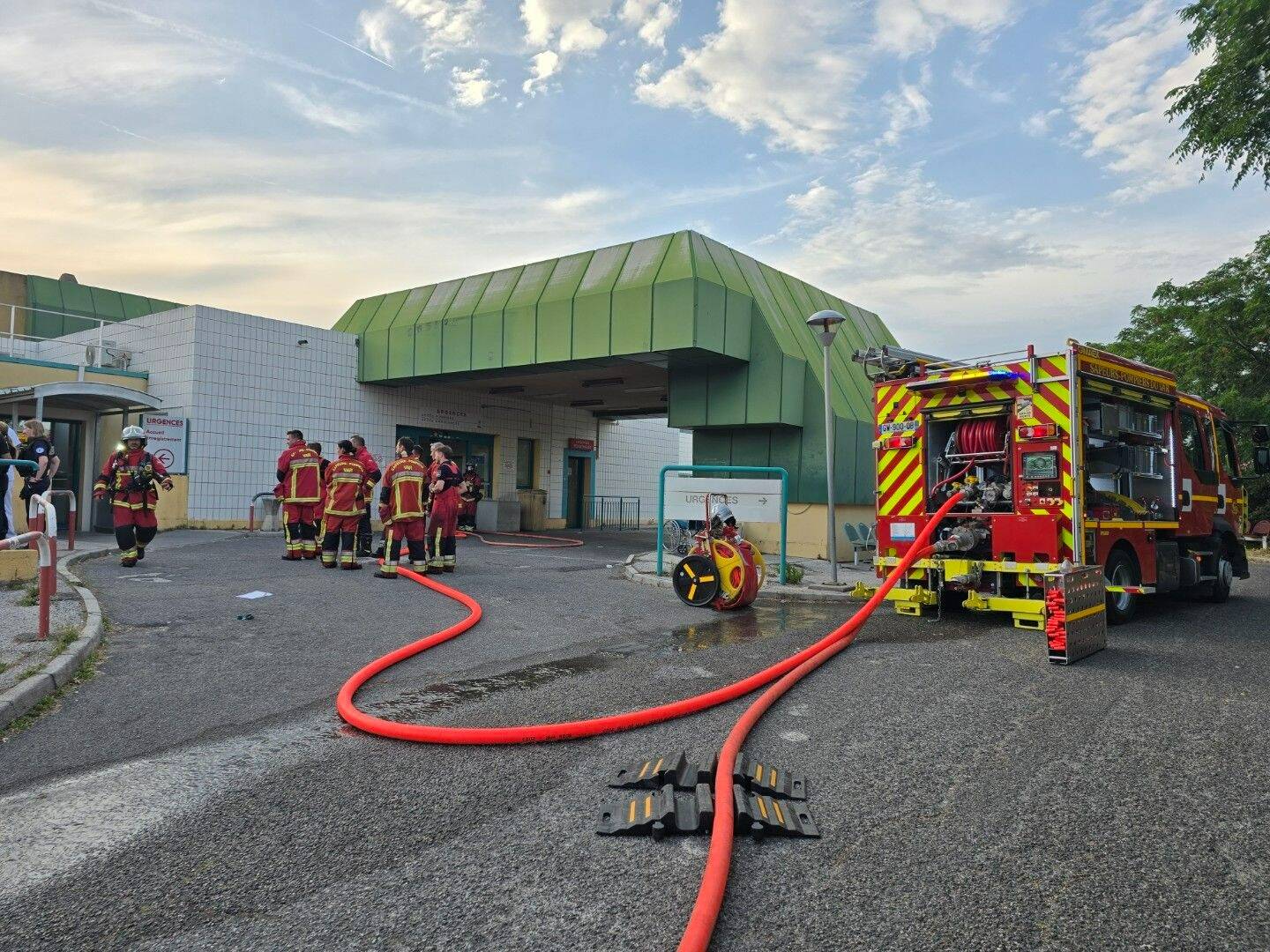 Patients évacués, quatre personnes intoxiquées, des actes de bravoure salués... Ce que l'on sait au lendemain de l'incendie à l'hôpital de Hyères