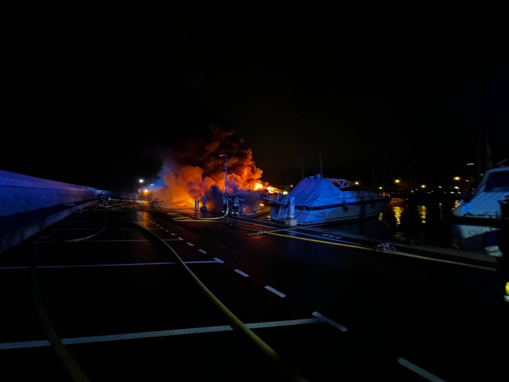 Quatre bateaux en feu dans le port de Saint-Laurent-du-Var, les pompiers à pied d'oeuvre ce mercredi soir
