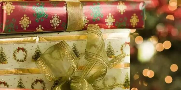 Il découvre un cadeau qui lui était destiné dans la cloison de la maison familiale... quarante-six ans plus tard