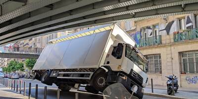 Un camion coincé sous un pont après un différend entre automobilistes à Marseille
