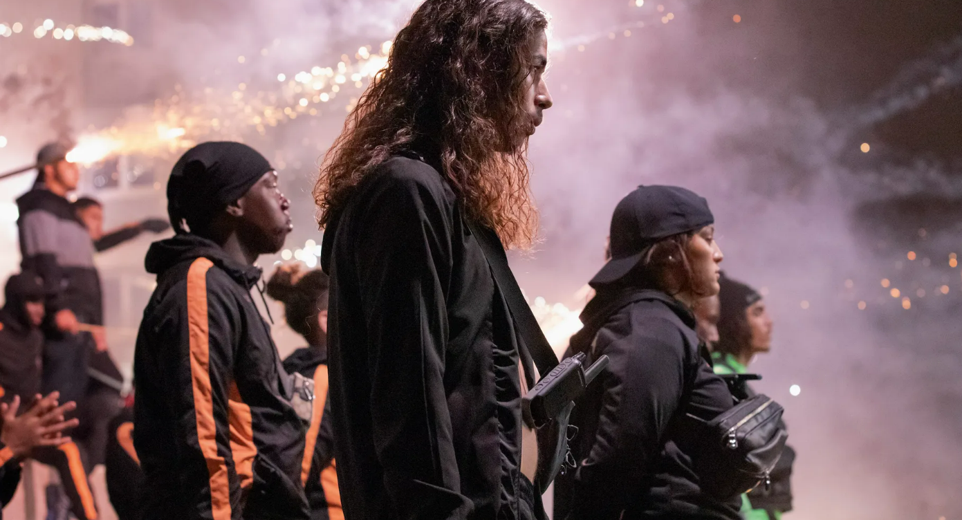 Une cité s'embrase, la France au bord de la guerre civile... le film choc "Athena" débarque sur Netflix