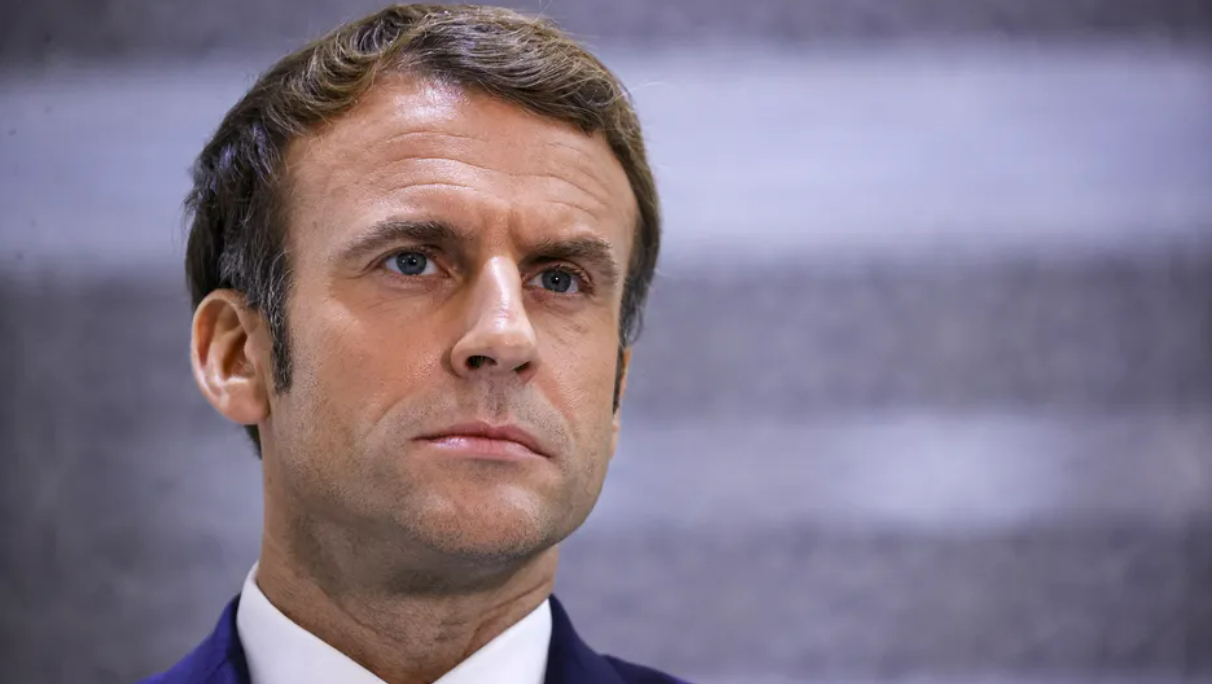 Emmanuel Macron écourte sa visite en Pologne, la nomination du nouveau Premier ministre attendue dans la soirée... Suivez notre direct