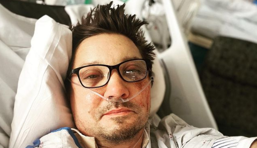 "Bien pire que ce qu'on croit": des nouvelles de Jeremy Renner qui vient de rentrer chez lui après son terrible accident
