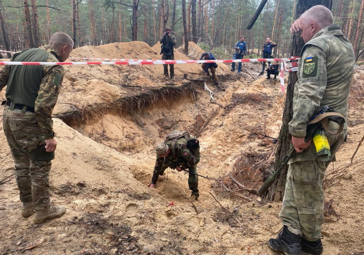 Un charnier de 440 corps a-t-il vraiment été découvert en Ukraine, comme le prétend Kiev?