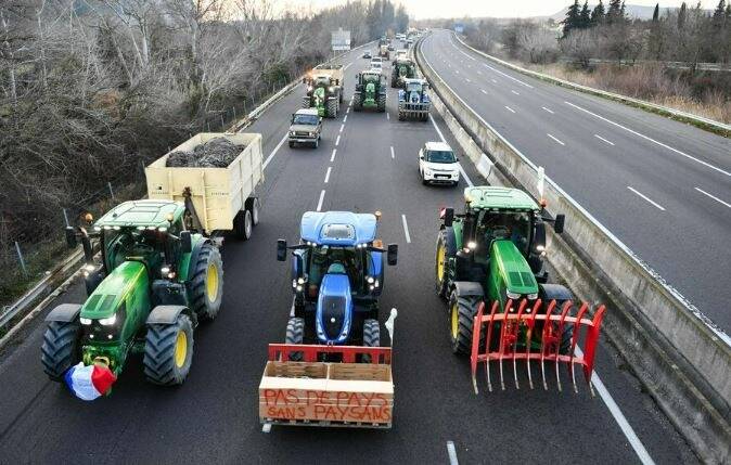"Du jamais vu": deux autoroutes du sud de la France fermées par les agriculteurs sur près de 400 km