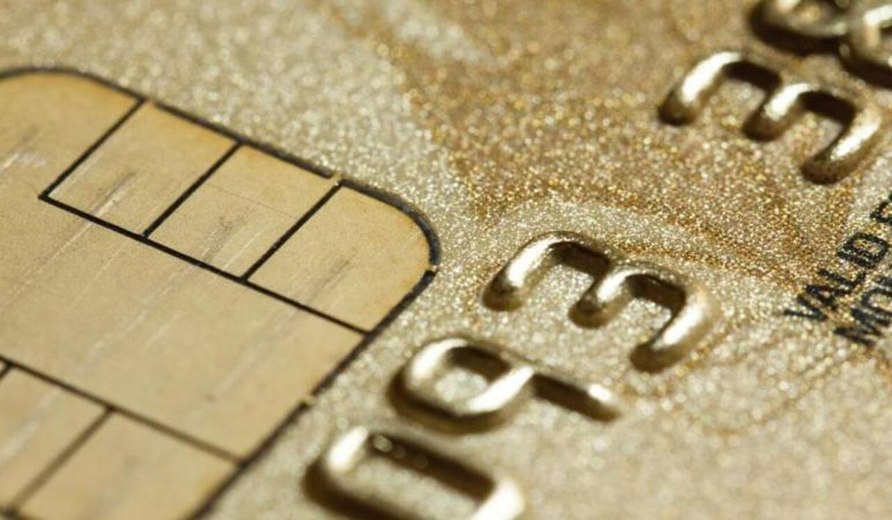 Face à Visa et Mastercard, le groupement "Cartes bancaires" montre les muscles et vante le paiement "Made in France"