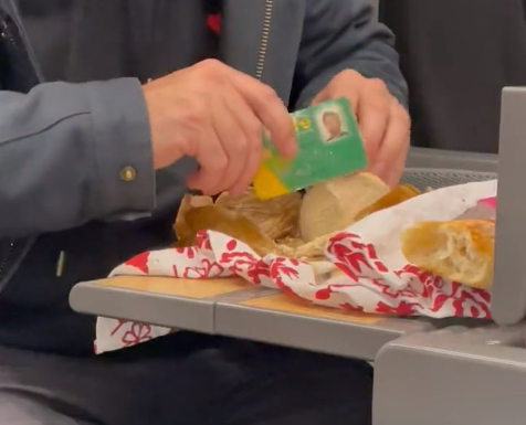 Faute de couteau dans le train, il découpe son foie gras à la carte Vitale: son geste "so French" fait le tour du monde