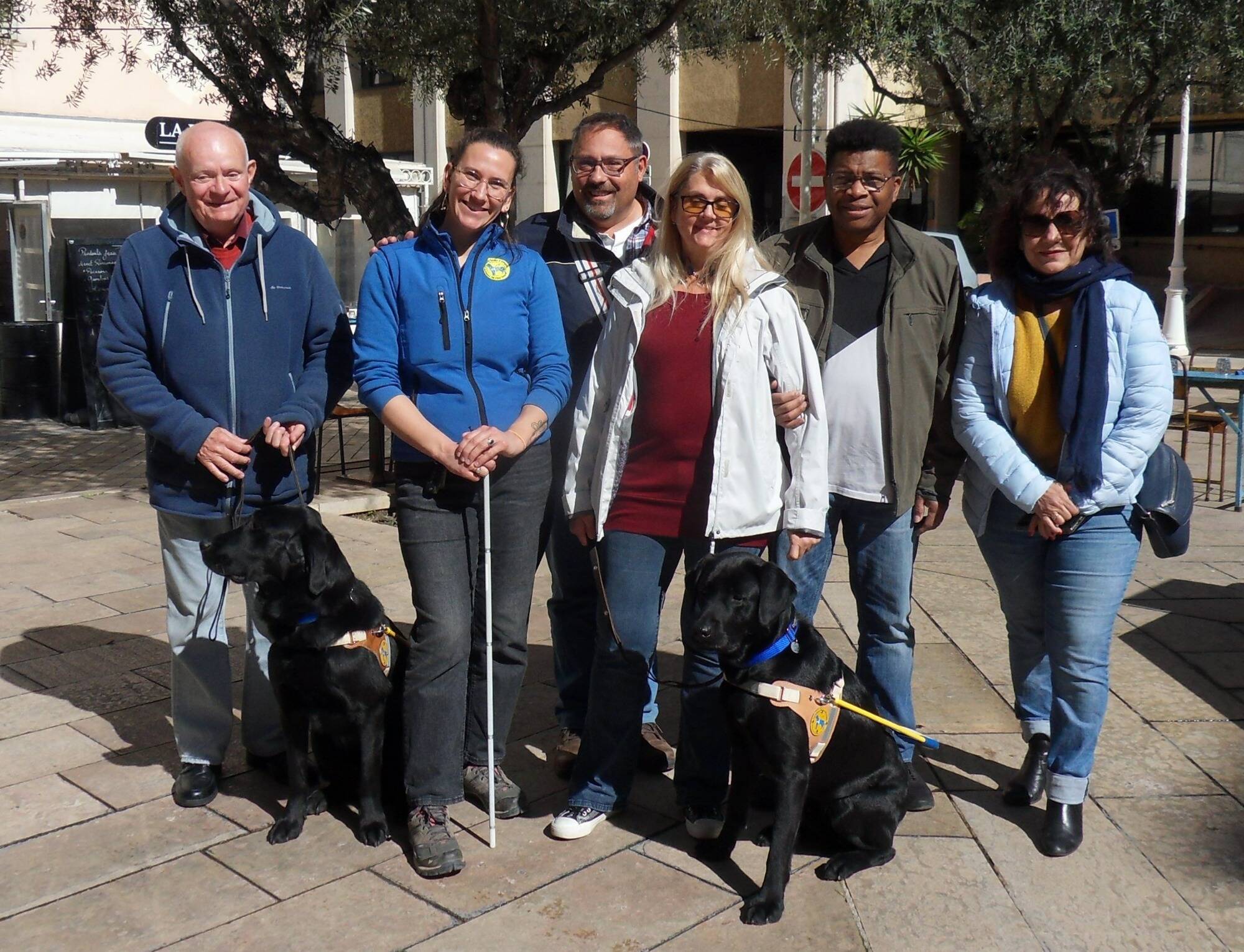 Ancienne kinésithérapeute, Line a perdu la vue et bénéficie désormais d'un chien guide d'aveugle