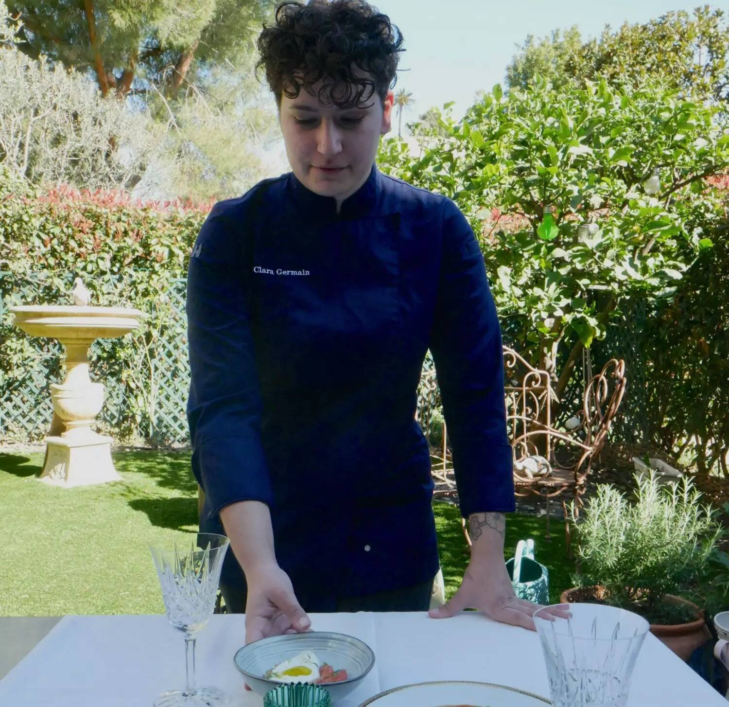 Passée par les cuisines du Palais princier, cette jeune cuisinière se lance avec succès dans la bistronomie à domicile