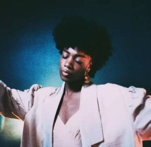 La chanteuse Célia Kameni présente son nouveau projet "Méduse" avant ses concerts à Nice et à Juan