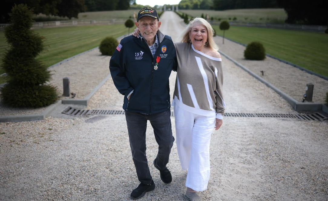 Les images émouvantes du mariage entre un vétéran américain centenaire et sa fiancée de 96 ans ce samedi en Normandie