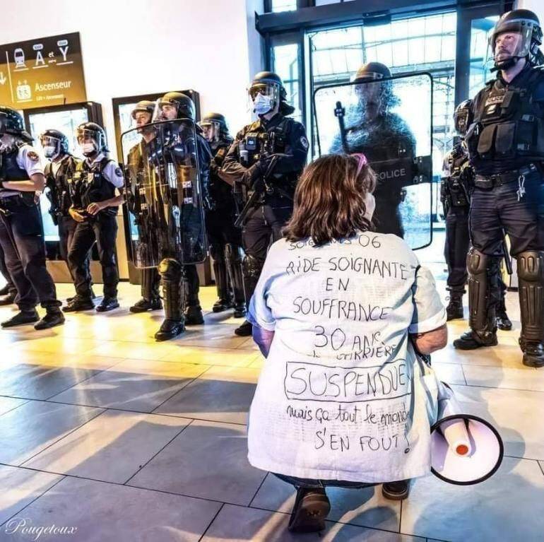 Réintégrer les soignants non-vaccinés? "Je ne suis pas un danger pour les personnes fragiles", jure une aide-soignante azuréenne