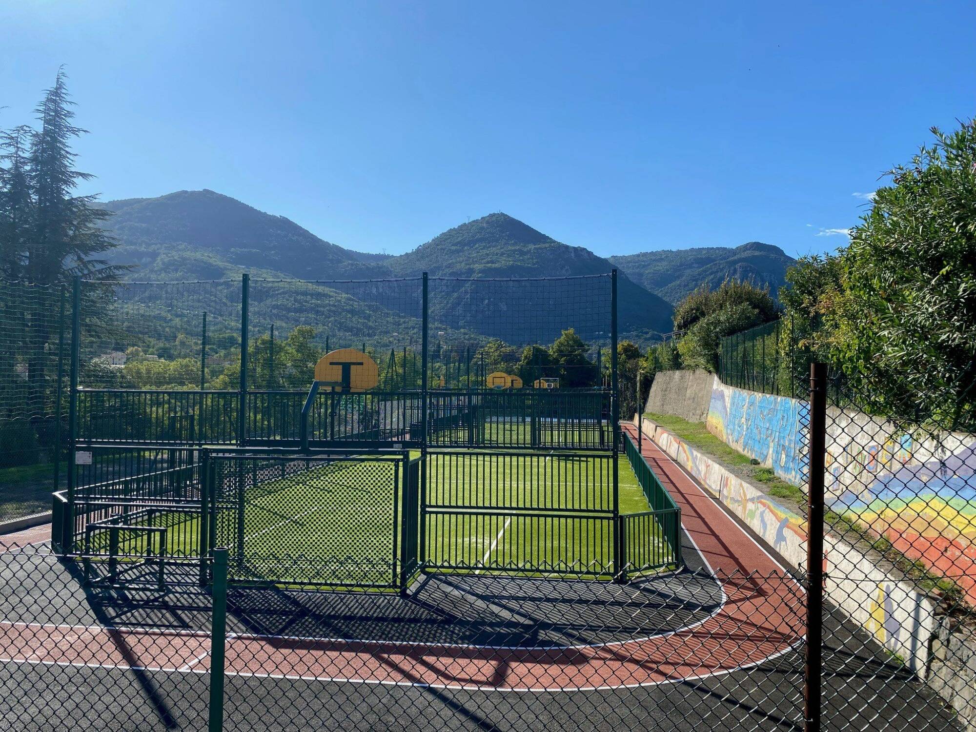 "Ça s'accentue de jour en jour": cette commune menace de fermer le city stade livré il y a un mois et déjà dégradé