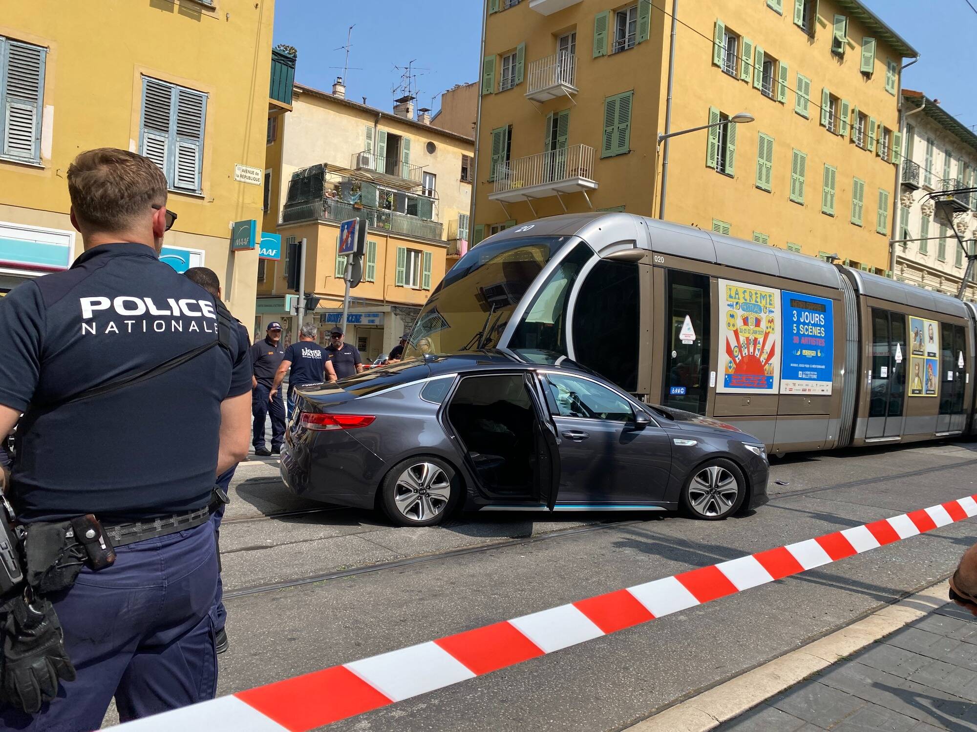 Une spectaculaire collision entre une voiture et un tramway fait 4 blessés à Nice ce mardi matin
