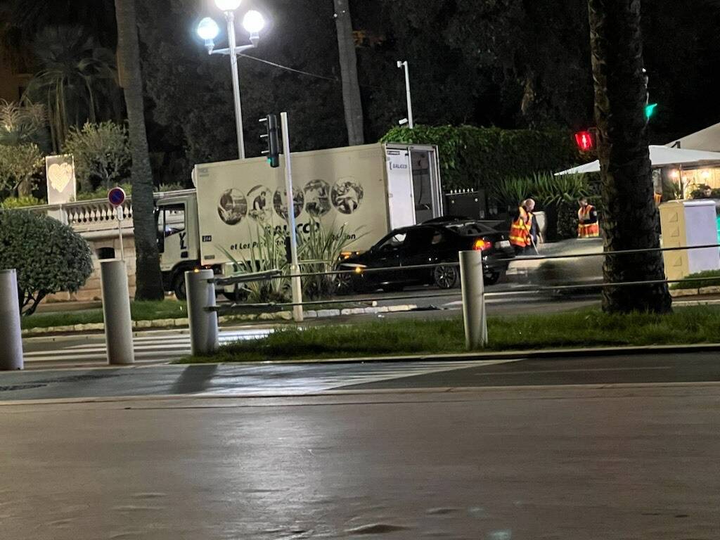 Une collision entre un poids lourd et une voiture fait deux blessés au petit matin sur le bord de mer