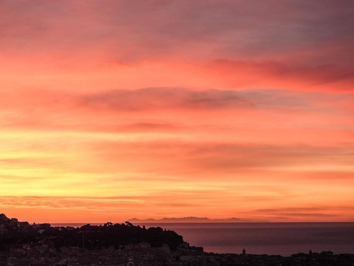 Un magnifique lever de soleil laisse apparaître la Corse à l'horizon ce lundi matin depuis la Côte d'Azur