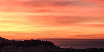 Un magnifique lever de soleil laisse apparaître la Corse à l'horizon ce lundi matin depuis la Côte d'Azur