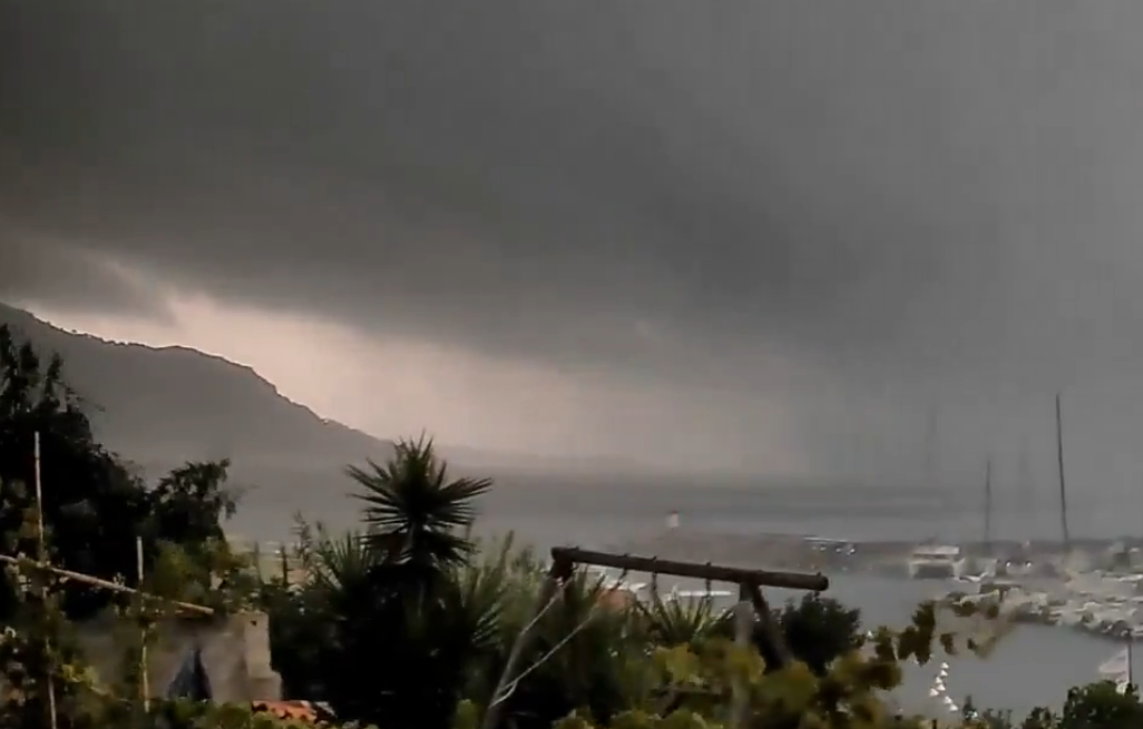 "Nuit en plein jour", rafales à 160km/h, un avion soulevé du tarmac... les images impressionnantes du gros orage qui a frappé la Corse jeudi soir