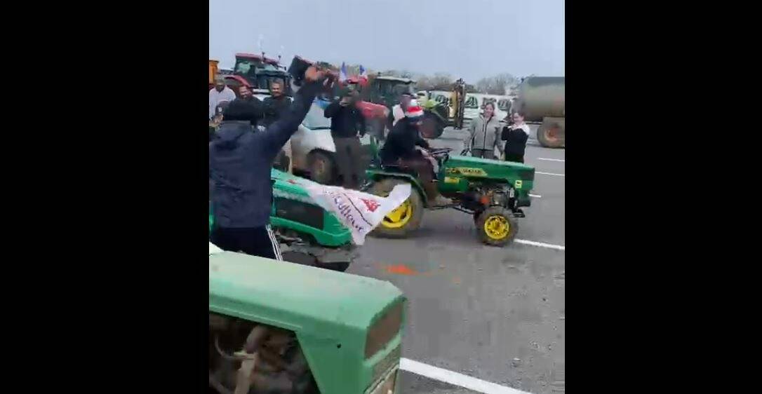 Colère des agriculteurs: une course de mini-tracteurs organisée au péage du Capitou dans le Var, l'A8 toujours fermée