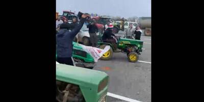 Colère des agriculteurs: une course de mini-tracteurs organisée au péage du Capitou dans le Var, l'A8 toujours fermée