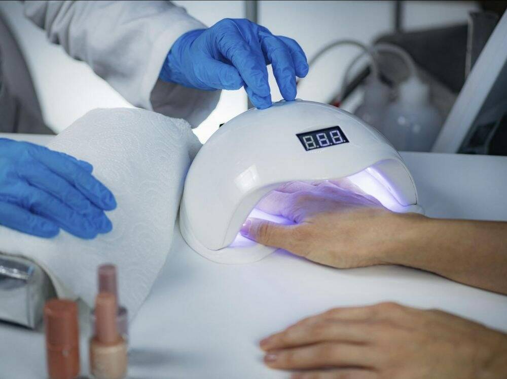 Vernis semi-permanents: mise en garde contre des risques éventuels dont des cancers de la peau