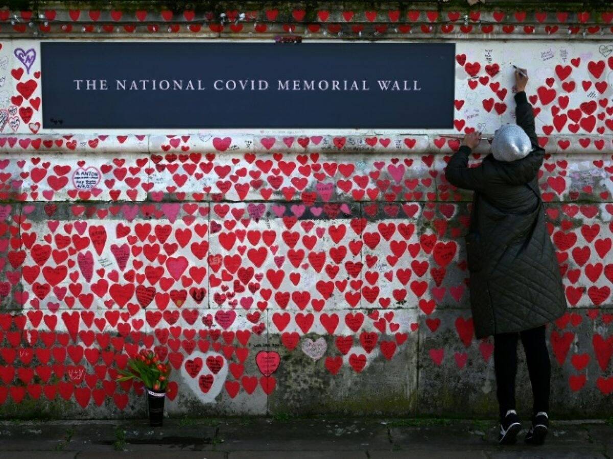 À Londres, un mur du souvenir pour les victimes du Covid s'illumine pour Noël