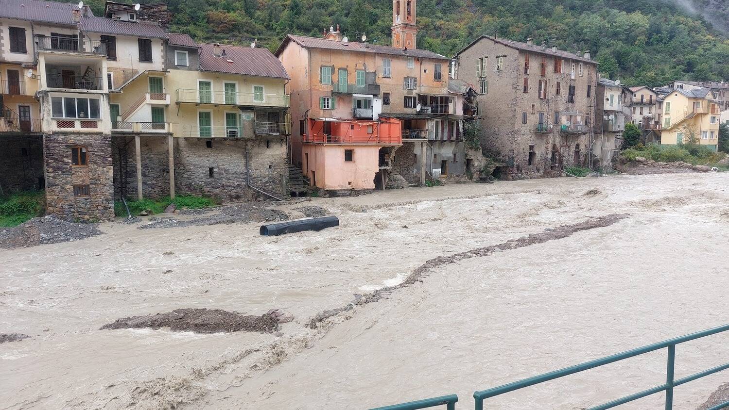 "Il y a des choses de faites et dès qu'il y a une crue, tout est à recommencer": à Fontan, les habitants dépités par la crue de la Roya, ce mardi matin