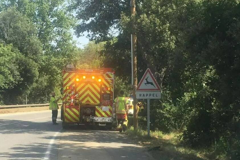 Une voiture heurte le minibus du centre aéré et termine sur le toit, spectaculaire accident ce lundi matin à Gassin