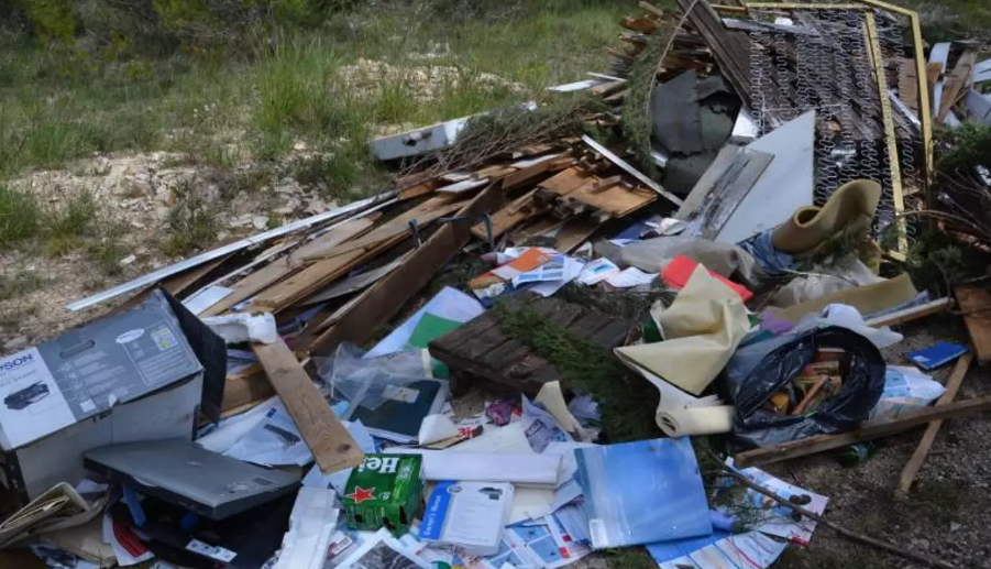 Une entreprise prise en flagrant délit de dépôt de déchets dans un village du Var