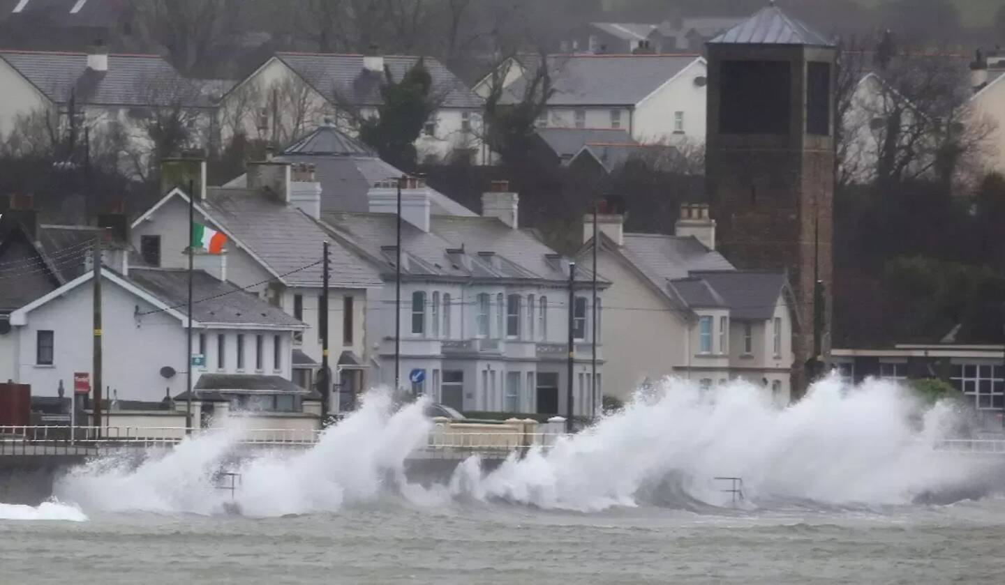 Des vagues se brisent contre la digue à Carnlough, sur la côte nord-est de l'Irlande du Nord, pendant la tempête Eowyn, le 24 janvier 2025.