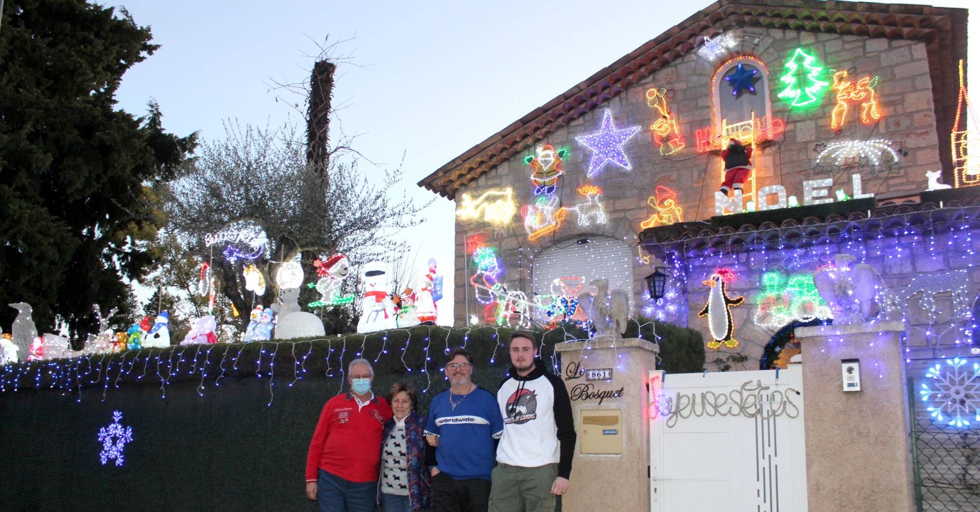Pour "donner un peu de baume au coeur à tout le monde" cette famille illumine sa maison comme jamais à Noël