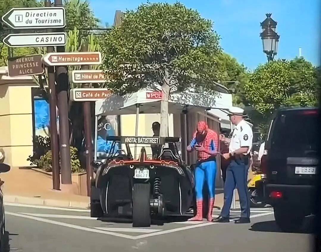 Spiderman contrôlé par la police à Monaco: qui se cache sous le masque du super-héros?
