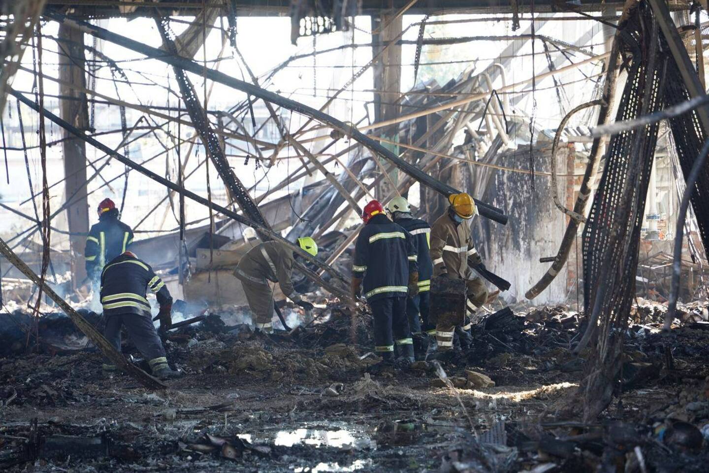 Les services de secours après le bombardement du centre commercial de Krementchouk qui a fait au moins 18 morts en Ukraine.