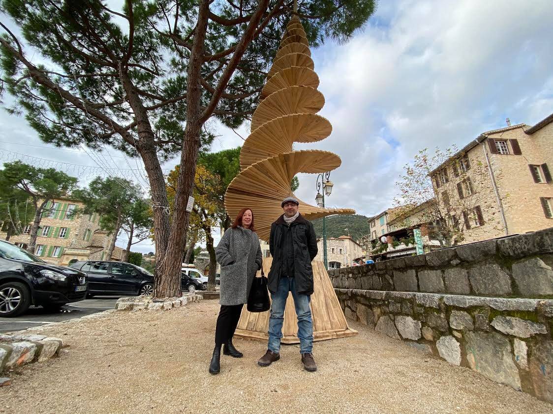 Tourrettes-sur-Loup fête Noël avec les décorations en bois d'un artiste du village