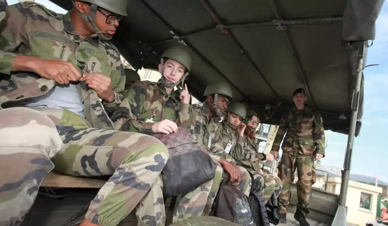 Une majorité de Français se dit favorable au retour du service militaire, selon un sondage paru dans Le Parisien