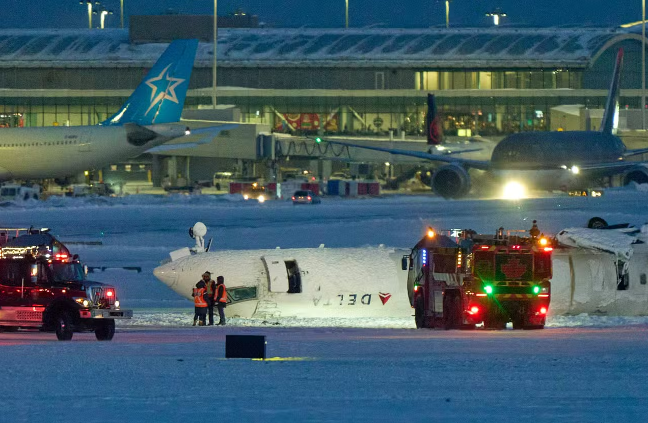 L'avion a fini sur le toit: Delta Air Lines propose 30.000 dollars par personne aux passagers du crash de Toronto
