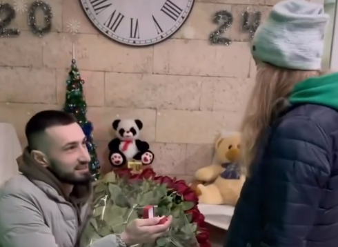 Cette Ukrainienne vient de passer deux ans dans une prison russe, son petit ami la demande en mariage à sa libération