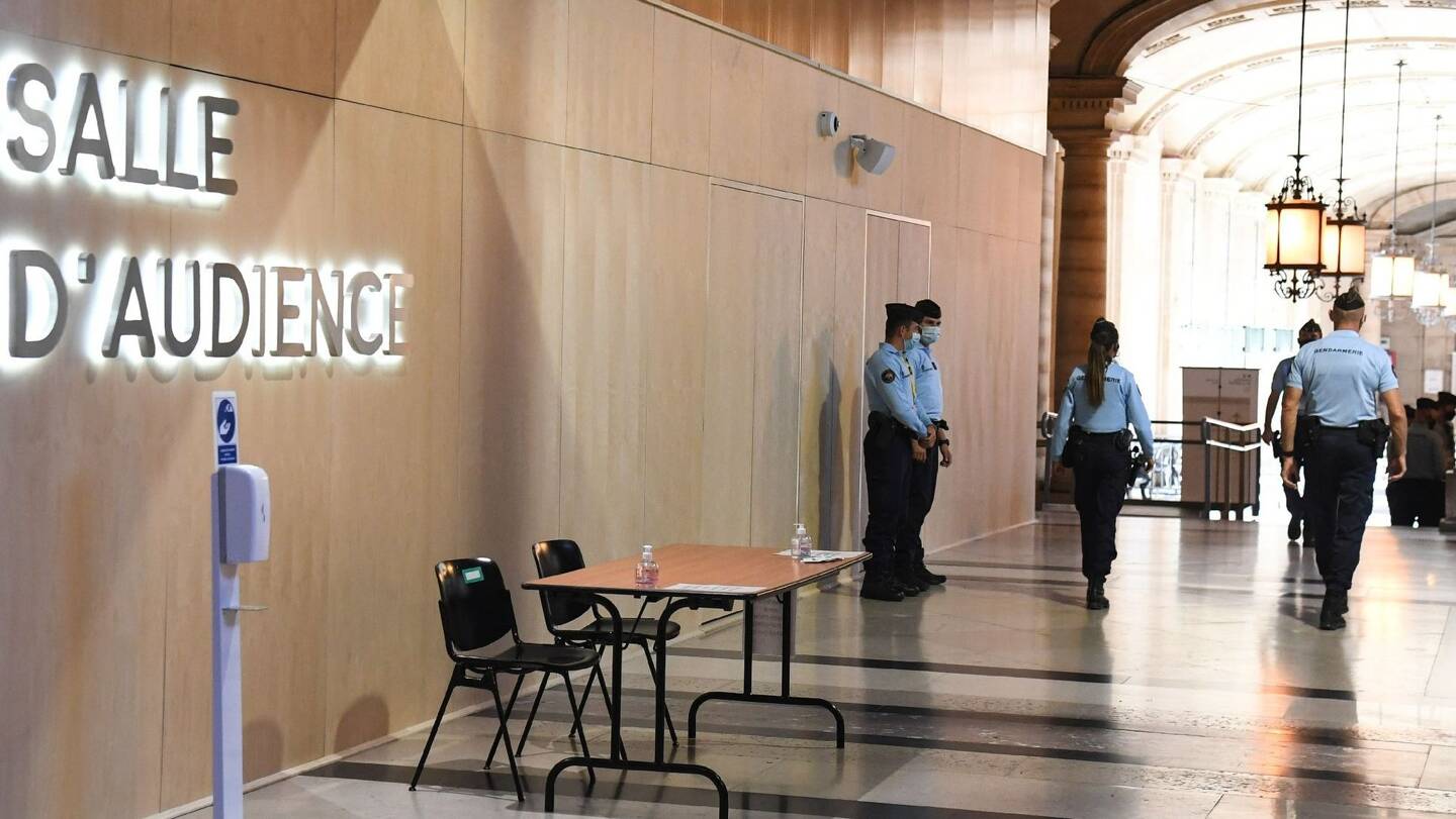 Des gendarmes devant la salle d'audience du Palais de Justice de Paris, le 8 septembre 2021, premier jour du procès des attentats du 13 novembre 2015