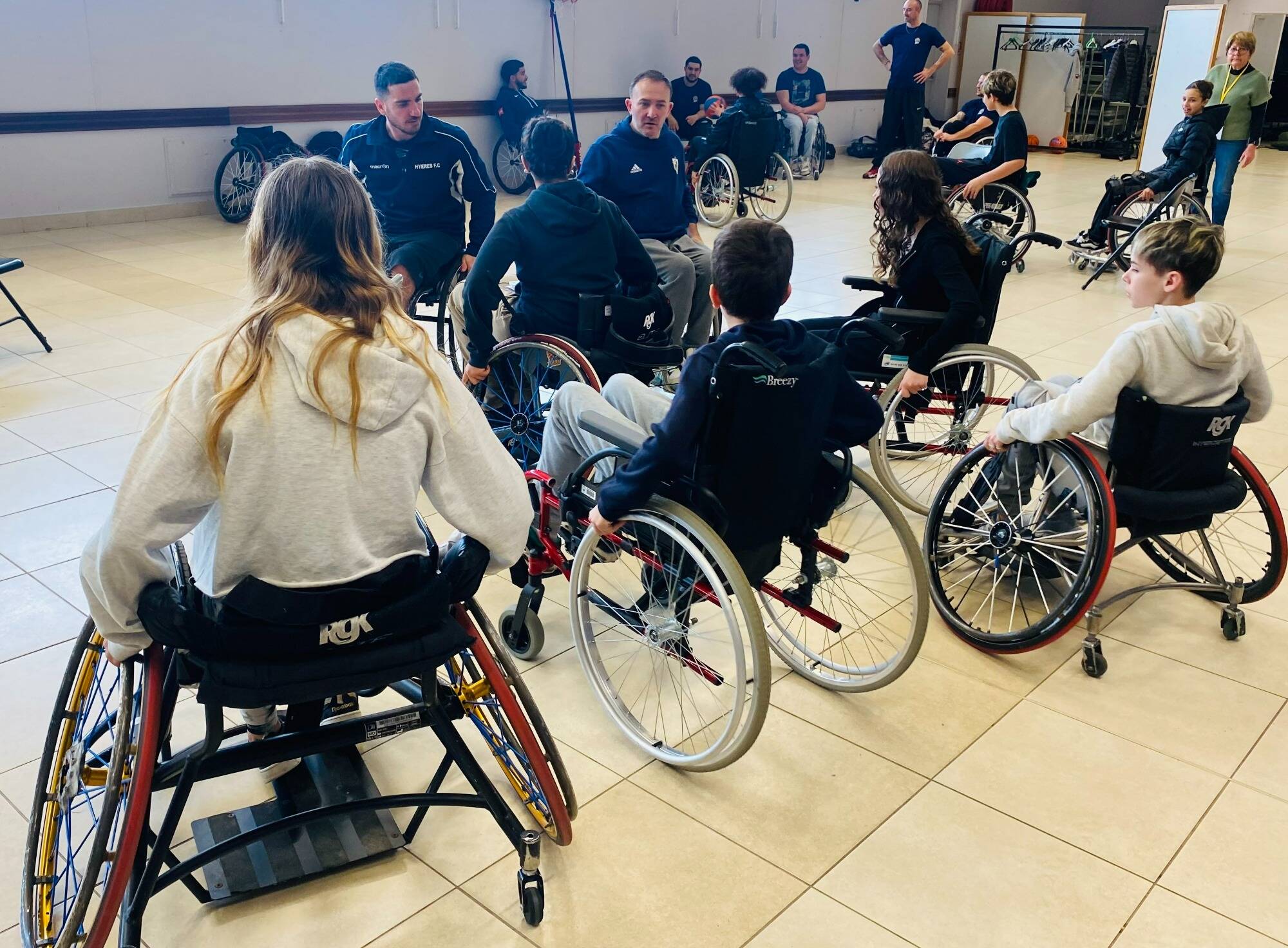 Pour changer leur regard, des collégiens se mettent dans la peau de personnes en situation de handicap à La Londe