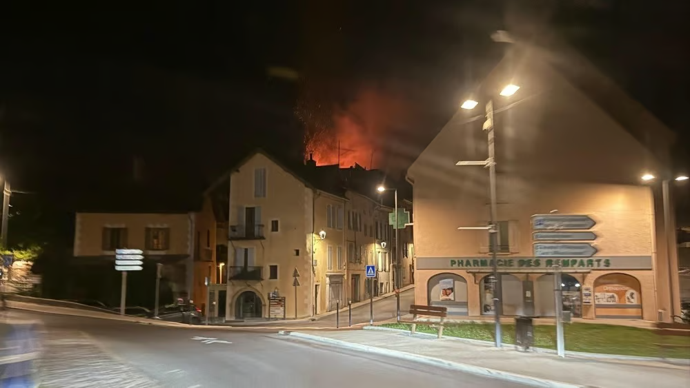 Dramatique incendie dans un immeuble: il se tue en se jetant par la fenêtre pour tenter d'échapper aux flammes