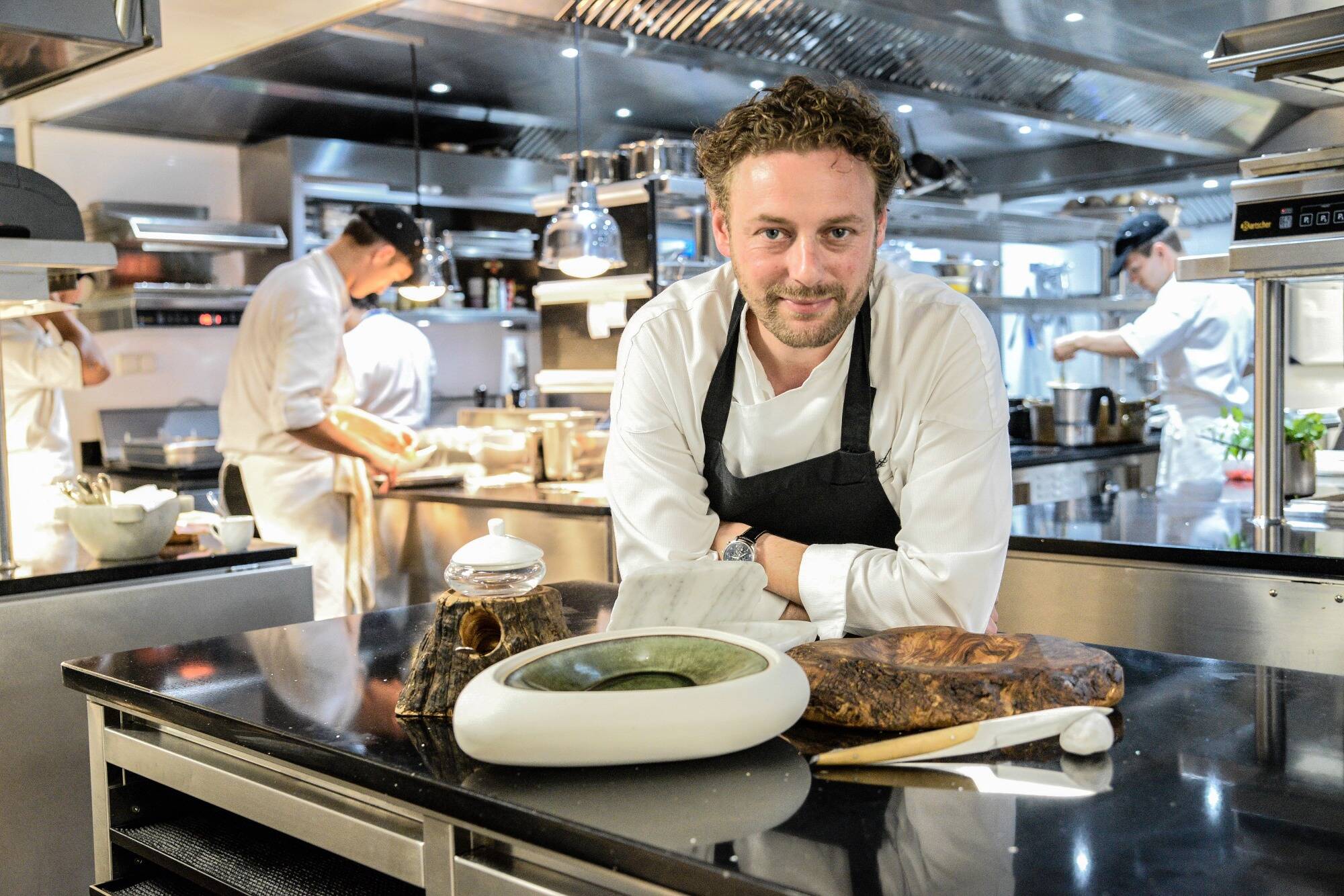 Chef du meilleur restaurant du monde selon "La Liste", Arnaud Donckele revient avec émotion sur la nomination de "La Vague d'Or" à Saint-Tropez