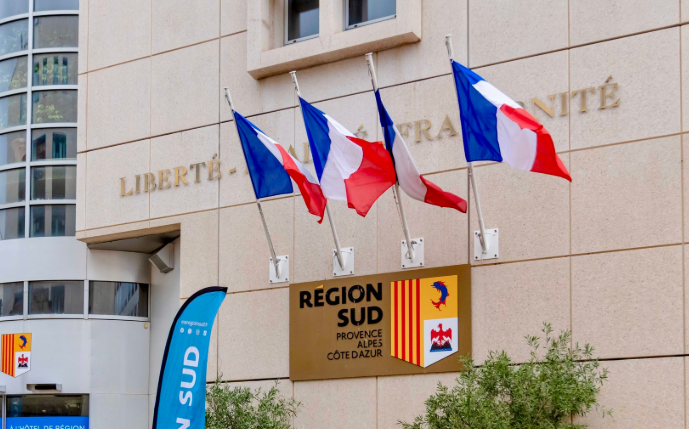 "L'unité du pays": en réponse à la polémique sur les drapeaux palestiniens, Renaud Muselier fait hisser des étendards français sur la façade de l'hôtel de région