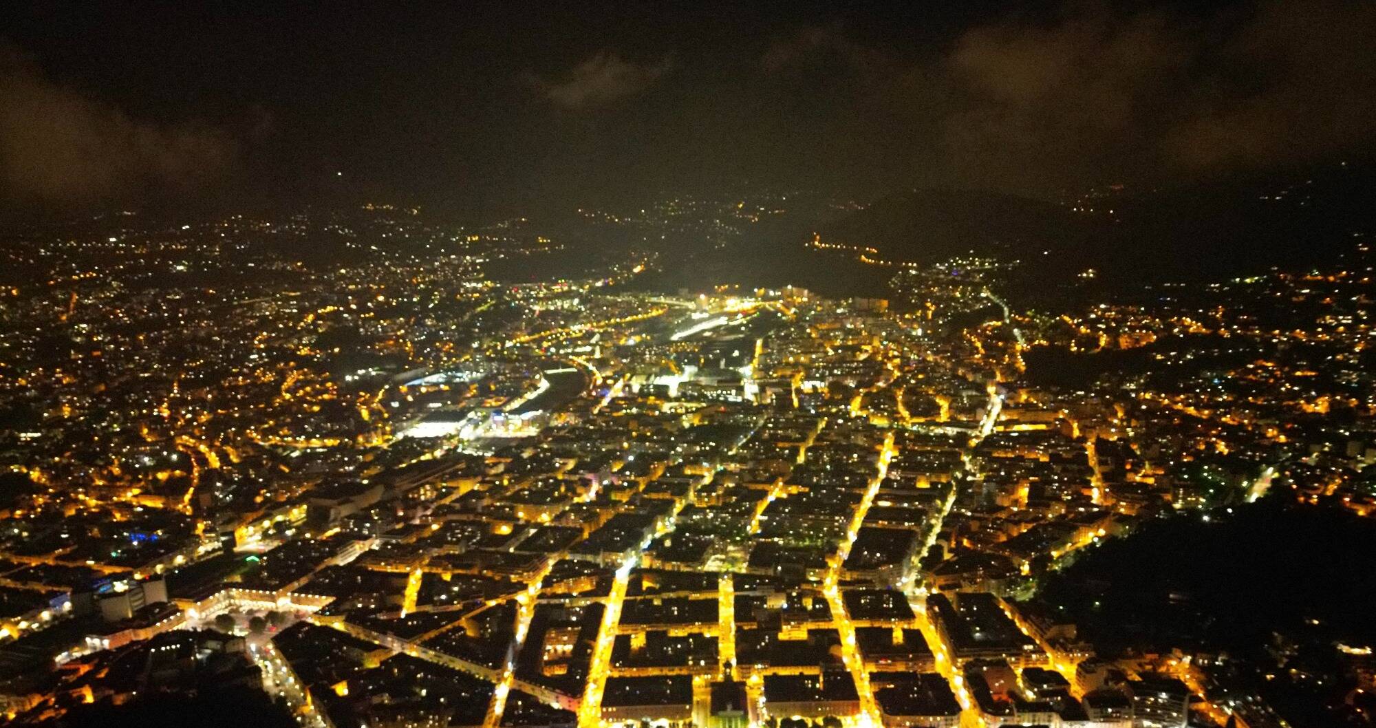 De Menton à Saint-Raphaël, les images stupéfiantes de la Côte d'Azur et du Var plongés dans le noir