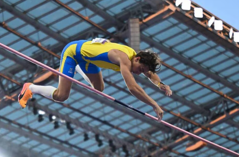 Athlétisme: Duplantis porte son record du monde du saut à la perche à 6,25 m aux JO