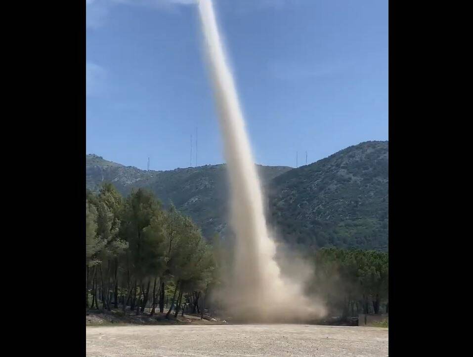 Un superbe tourbillon de poussière filmé samedi sur la Côte d'Azur, la vidéo est impressionnante