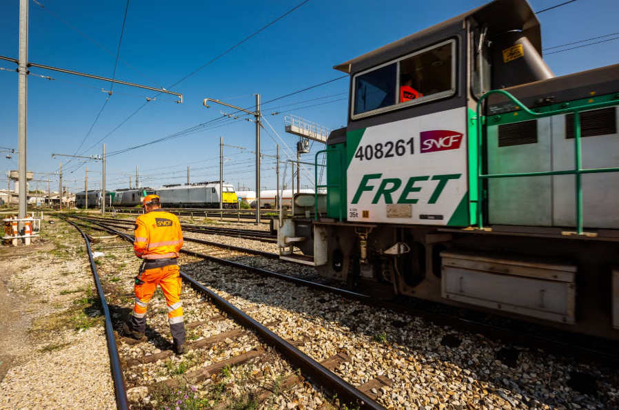 Des blocs de pierre posés sur des rails pour dévaliser un train de fret en Ardèche