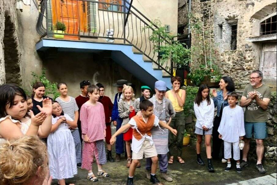Des écoliers ont présenté leur adaptation théâtrale de Pinocchio dans les rues de Tende