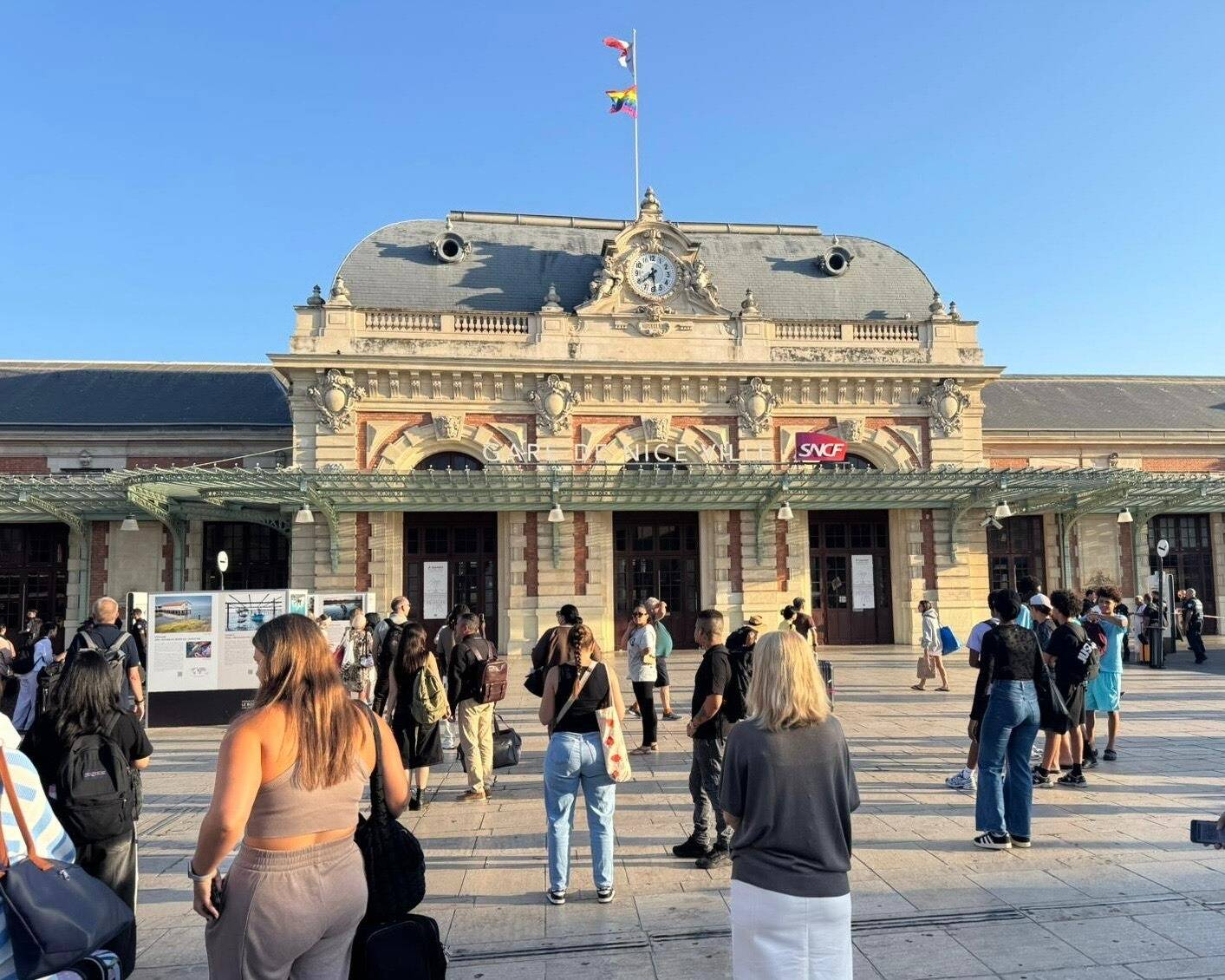 La gare SNCF de Nice paralysée ce lundi matin à cause d'un bagage abandonné, des centaines de personnes évacuées