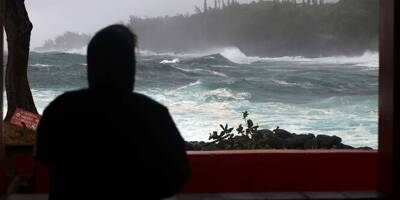 Cyclone Batsirai à La Réunion: l'opération de sauvetage des 11 marins réussie, l'alerte rouge levée
