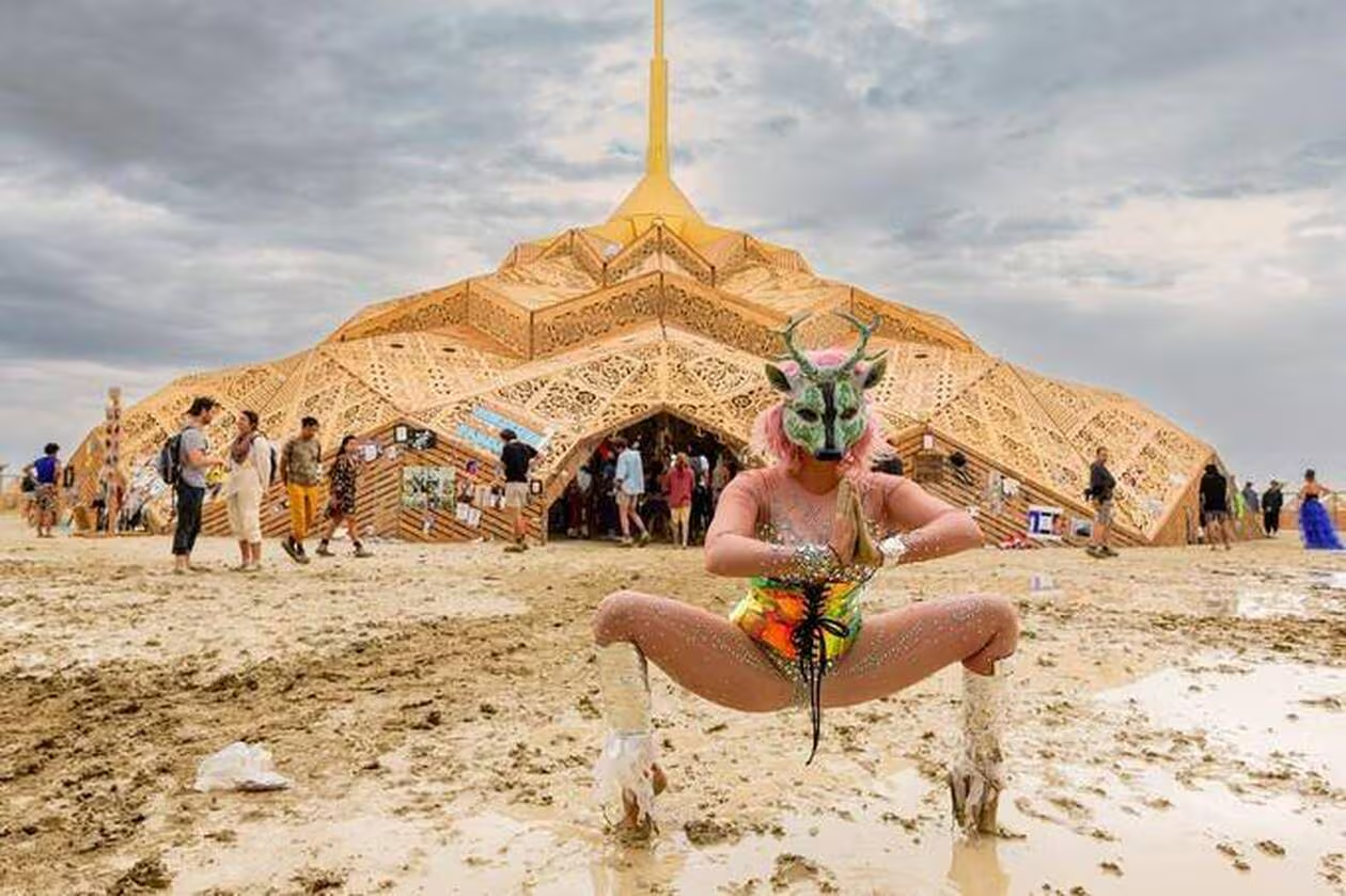Une femme accouche alors qu'elle ne savait pas qu'elle était enceinte au festival Burning Man